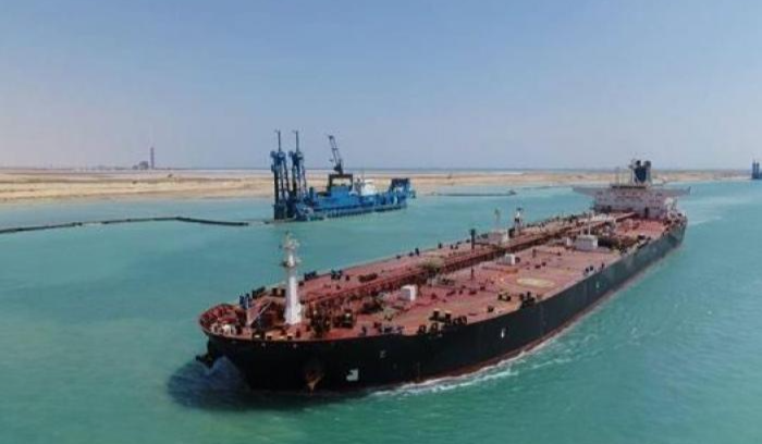 غرق قاطرة وفقدان أحد أفراد طاقمها  في قناة السويس