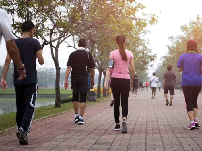 ما فوائد المشي ألف خطوة في اليوم؟