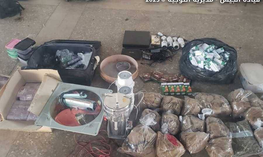 مداهمة للجيش وتوقيف مطلوبَين في بريتال.. ضبط أسلحة وذخائر ومخدرات