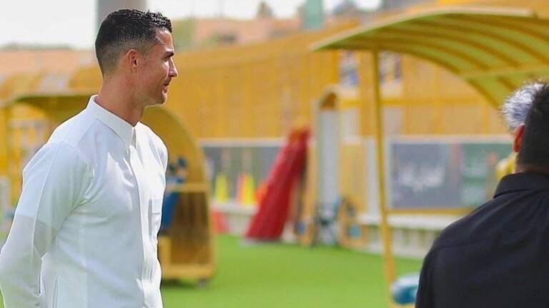 رونالدو في شوارع الرياض بالزي السعودي