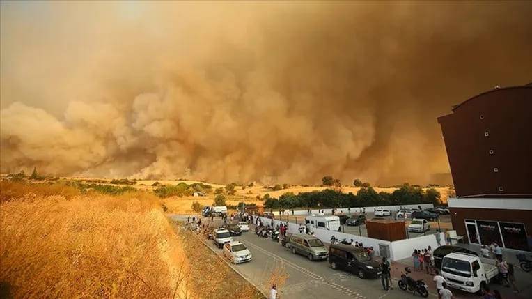 تركيا تغلق مضيق الدردنيل أمام حركة الملاحة البحرية بسبب حرائق الغابات