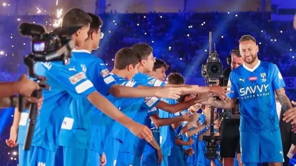 فيديو.. هكذا قدّم الهلال نيمار أمام 60 ألف متفرج