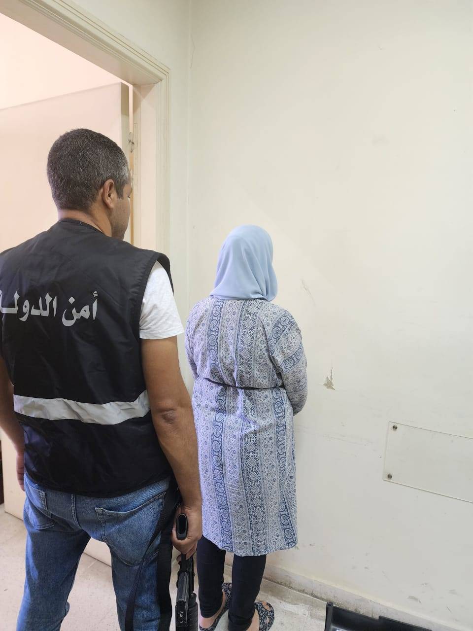 ختم مركز طبي بالشمع الأحمر