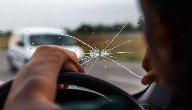 حطم زجاج سيارة الاسعاف.. هذا ما حصل