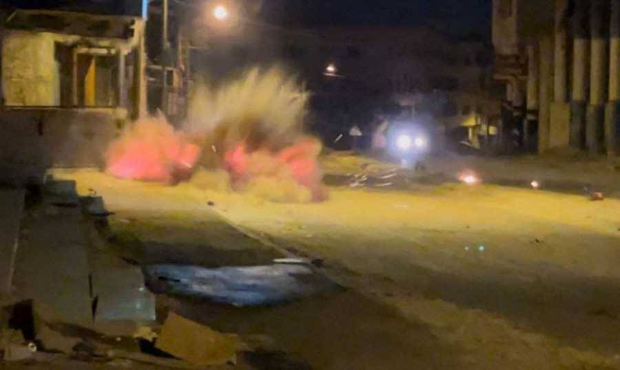 قوات الإحتلال تفجّر مقر 