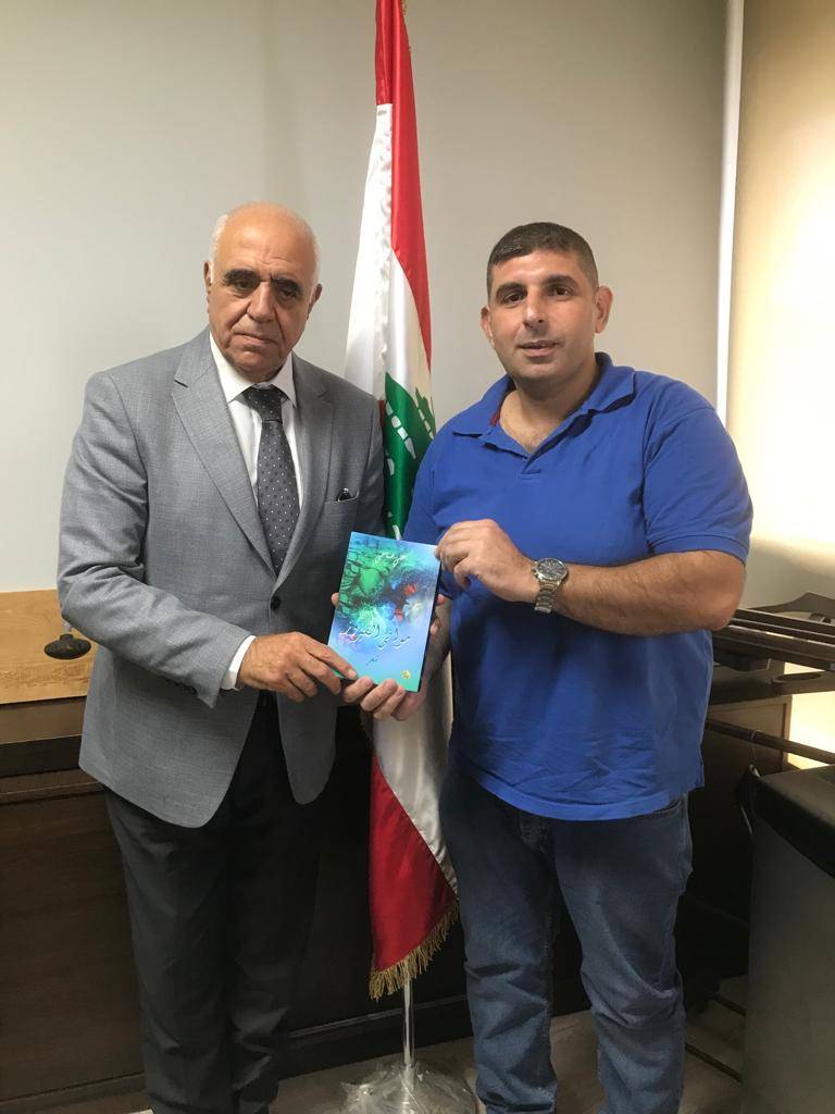 القصيفي يتسلم من الصحافي علي ضاحي كتابه الشعري ‏الأول