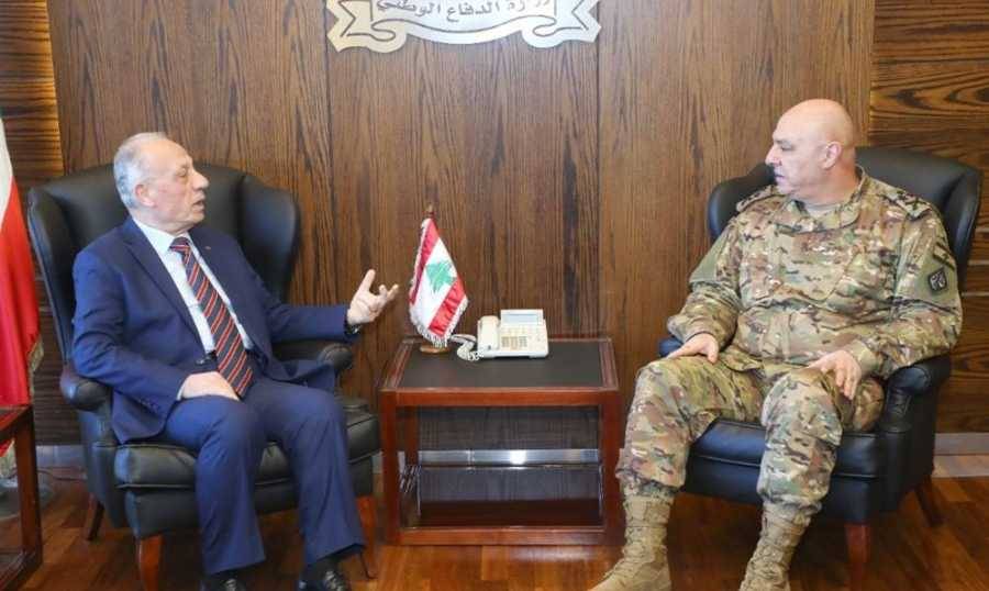 وزير الدفاع يزور قائد الجيش معزيًا بالضابطين الشهيدين