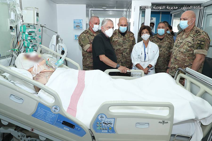 قائد الجيش يزور المعاون الجريح أحمد صيدح في مستشفى أوتيل ديو