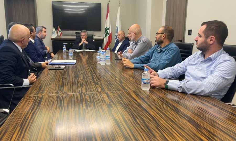 الخليل يتابع عائدات البلديات