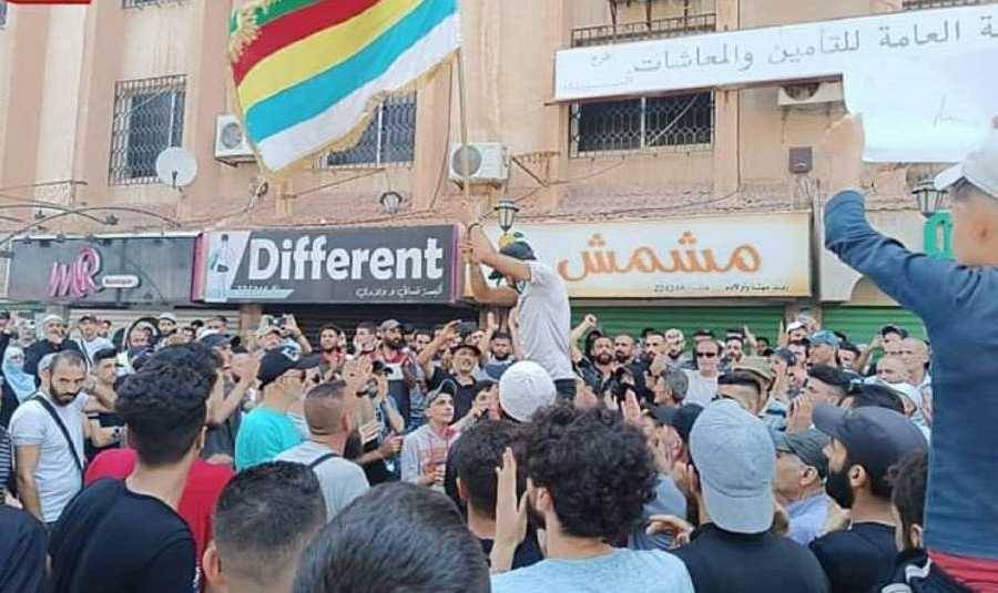 بالفيديو.. متظاهرو السويداء يحطمون