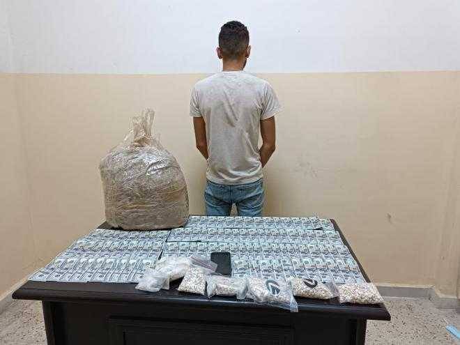 ينقل المخدّرات والعملة المزيّفة من البقاع إلى الشّمال