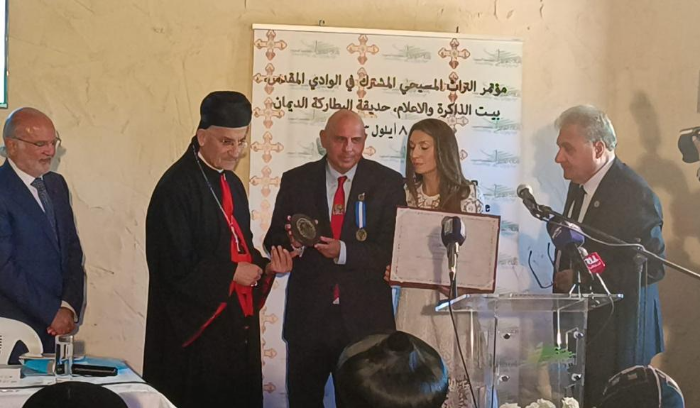 الراعي يمنح جو خليل الخوري وسام سيدة قنوبين من الدرجة الأولى