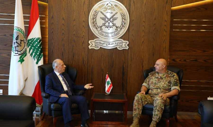 وزير الدفاع يلتقي قائد الجيش: تأكيد على بقاء الجيش المؤسسة الضامنة للأمن والإستقرار