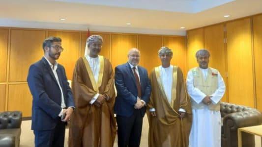وزير الصحّة يتسلّم 18 طنًّا من المساعدات الطبية المقدمة من سلطنة عمان