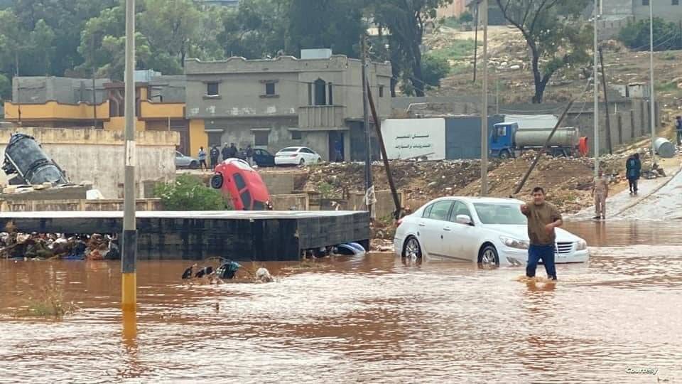 ليبيون أحرقوا بيته.. عمدة درنة: 