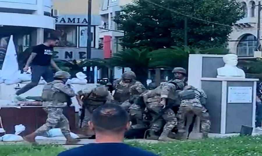 مسلّح نصب متراساً في ساحة جونية!