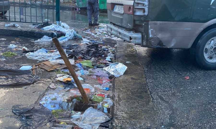 حميّة عن زحمة السير: نفايات متكدسة على مجرى مياه الأمطار