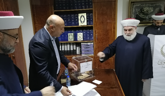 إمام:  يتنادى وجوه الطائفة للقيام بواجباتهم ومسؤولياتهم
