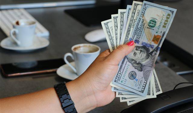 كيف افتتح دولار السوق السوداء؟