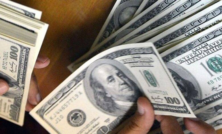 كم سجّل دولار السوق السوداء؟