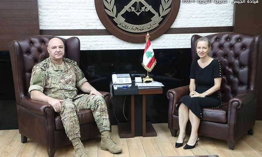 قائد الجيش يلتقي مديرة شؤون الأونروا في لبنان