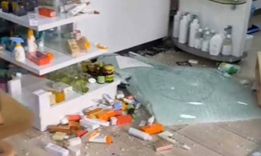 سيارة تجتاح صيدلية الرحبانة في جبيل