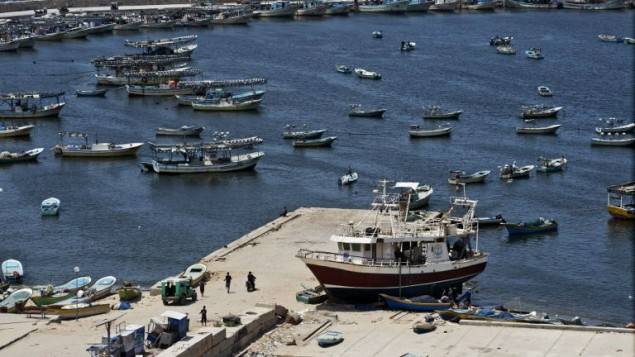 الجيش الإسرائيلي يقصف ميناء غزة بقذائف فسفورية