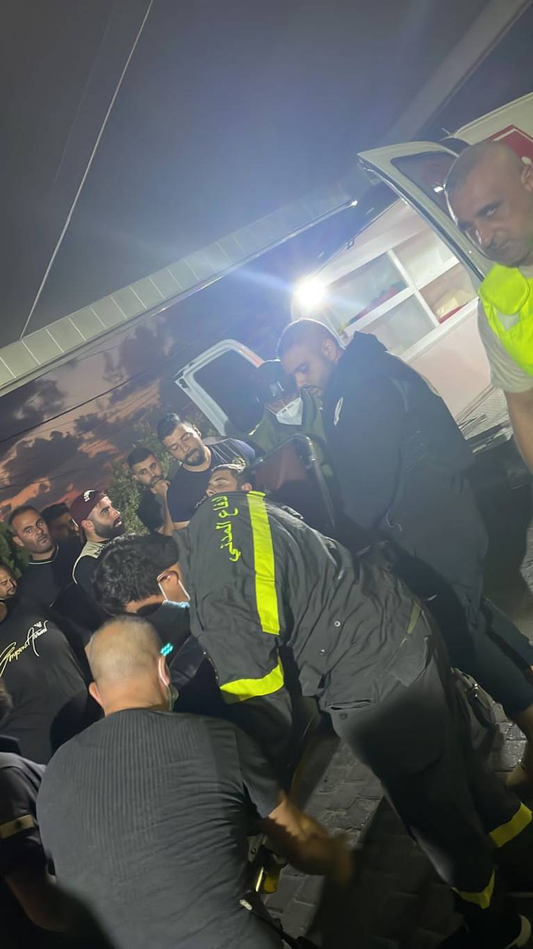 الدفاع المدني ينقل نجل رئيس مركزه في علما الشعب جريحاً