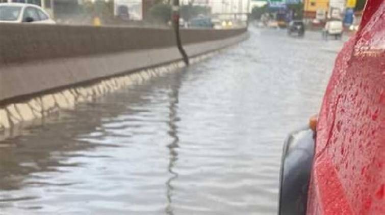 احتُجزوا داخل سياراتهم بسبب غزارة الأمطار