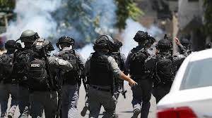 الشرطة الإسرائيلية تُطلق قنابل الغاز على فلسطينيين بالقدس الشرقية بعد منعهم من الصلاة في المسجد الأقصى