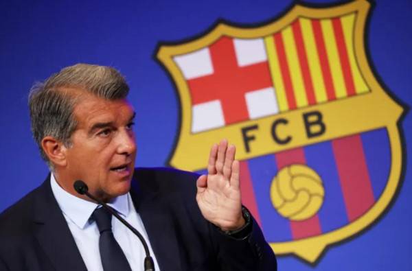 القضاء يوجه تهمة لرئيس برشلونة بدوره في 