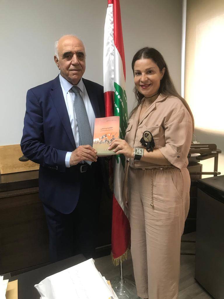 الزميلة ميساء عبد الخالق تسلم نسخة من كتابها الجديد الى نقيب المحررين