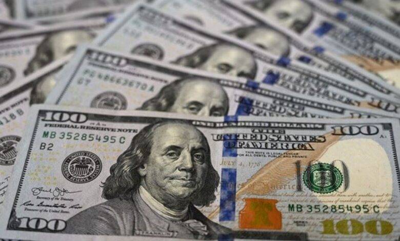 كم سجّل دولار السوق السوداء؟