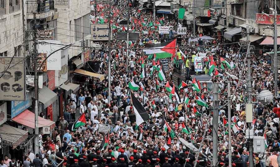 الآلاف يتظاهرون في عمان للمطالبة بإلغاء معاهدة السلام مع إسرائيل