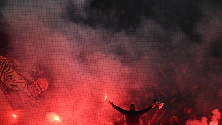 طعن مشجع.. اشتباكات عنيفة بين مشجعي 