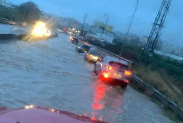 الدفاع المدنيّ يساعد مواطنين احتجزتهم الأمطار