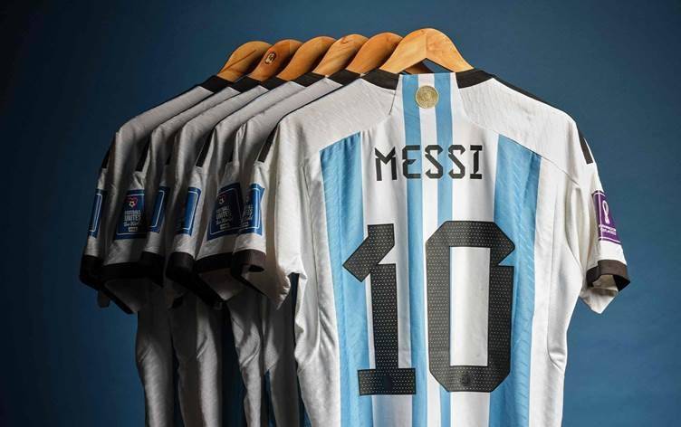 تُقدّر بـ 10 ملايين دولار.. قمصان ميسي بمونديال قطر في مزاد