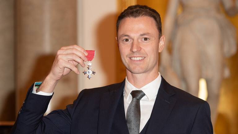 مدافع مانشستر يونايتد يحصل على 