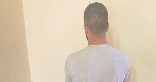 توقيف شخص يقوم بإيواء مطلوبين في منزله ويشاركهم بعمليات سرقة
