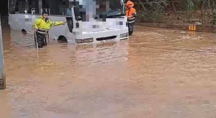 عند مصبّ نهر الكلب.. انقاذ 23 تلميذاً احتجزتهم السيول داخل باص!