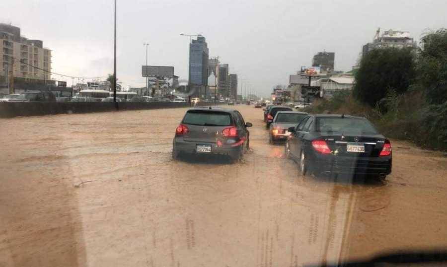 الأمطار تحوّل طرق لبنان إلى مستنقعات وبرك