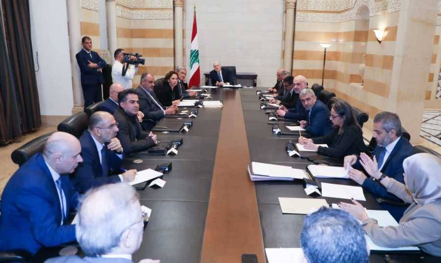 اجتماع لمعالجة تداعيات الأزمة المالية على سير المرفق العام