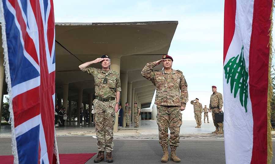 قائد الجيش يستقبل رئيس أركان الدفاع البريطاني