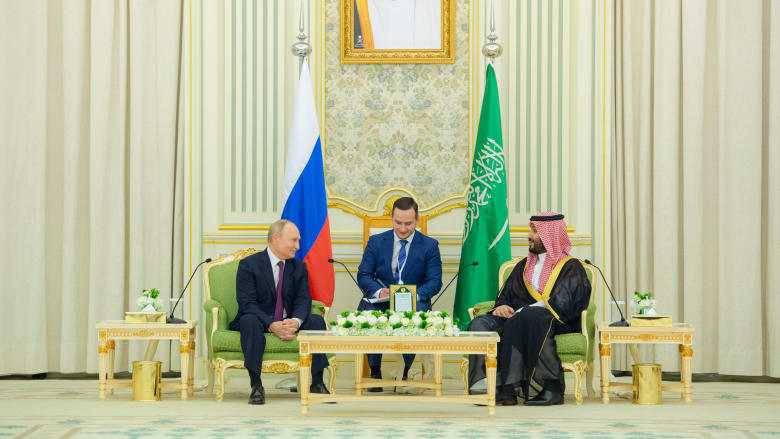 بن سلمان يقاطع مترجم بوتين: السعودية أُعيد توحيدها ولم تكن مستعمرة من قبل