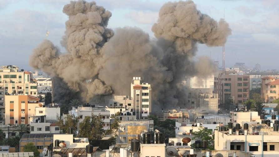 قصف إسرائيلي عنيف يستهدف محيط مستشفى ناصر في خان يونس