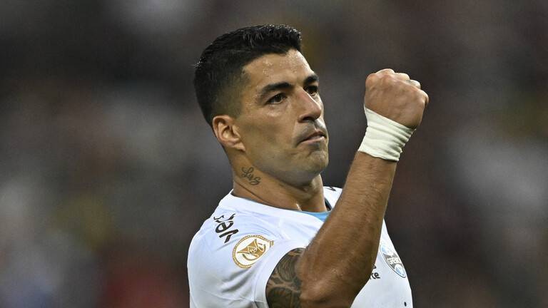 سواريز يتوج بالكرة الذهبية 