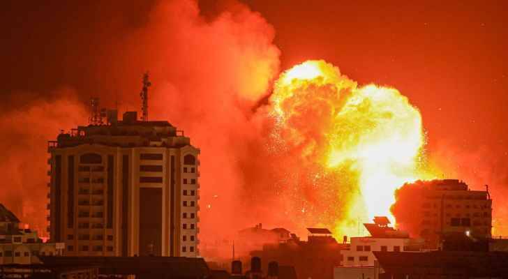 غارات إسرائيلية عنيفة وقنابل مضيئة على قطاع غزة