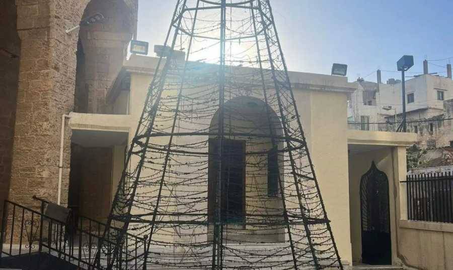 مجهولون أحرقوا شجرة الميلاد في الزاهرية - طرابلس