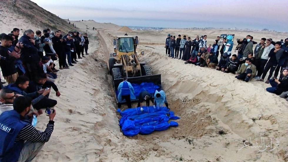 عشرات الجثث المتحللة دفنت جماعياً في رفح