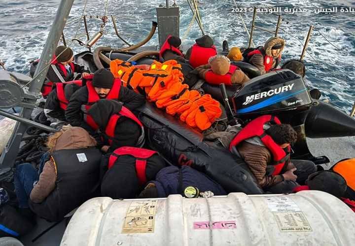 الجيش: إنقاذ 54 شخصًا أثناء محاولة تهريبهم بطريقة غير شرعية